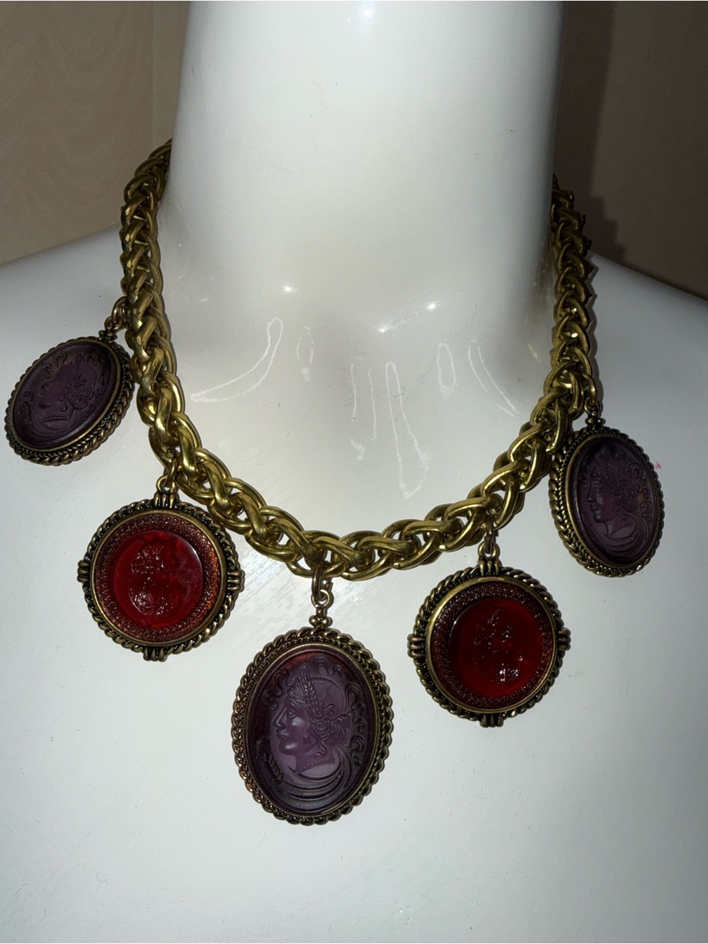 Vintage Rare MONET MulticoIor 5 Intaglio CAMEO Gold Tone Statement Bib Necklace